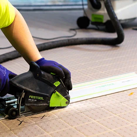 Arbeit an den Bodenfliesen des Schwimmbads mit Festool Geräten