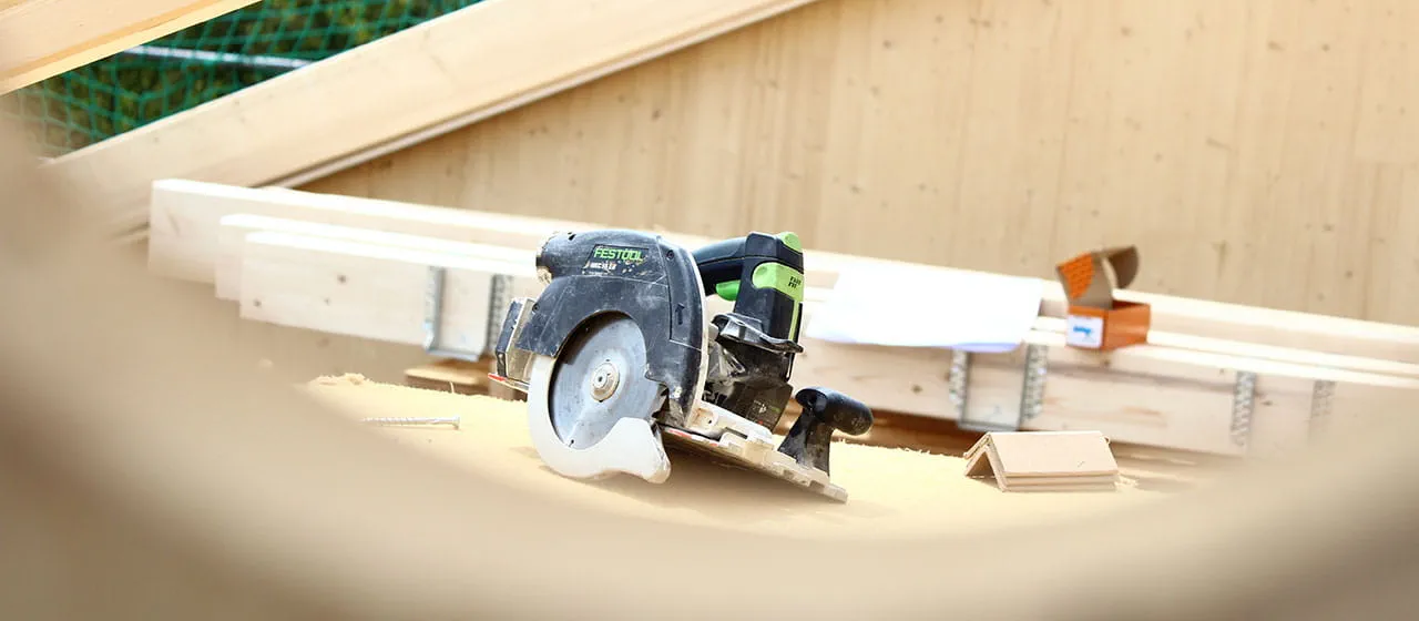 Die Festool Akku-Handkreissäge HKC 55 im Einsatz