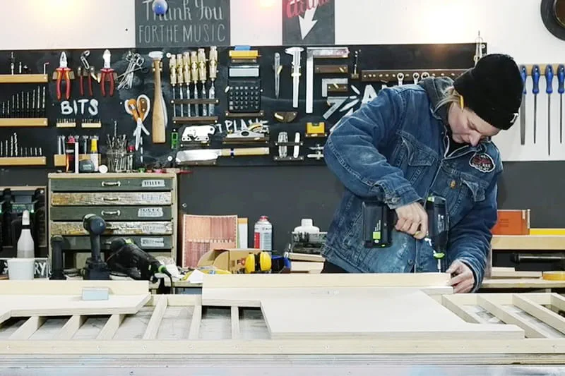 Laura Kampf in ihrer Werkstatt in der Nähe von Köln.