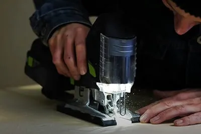 Laura Kampf mit der Akku-Stichsäge PSC 420 von Festool.