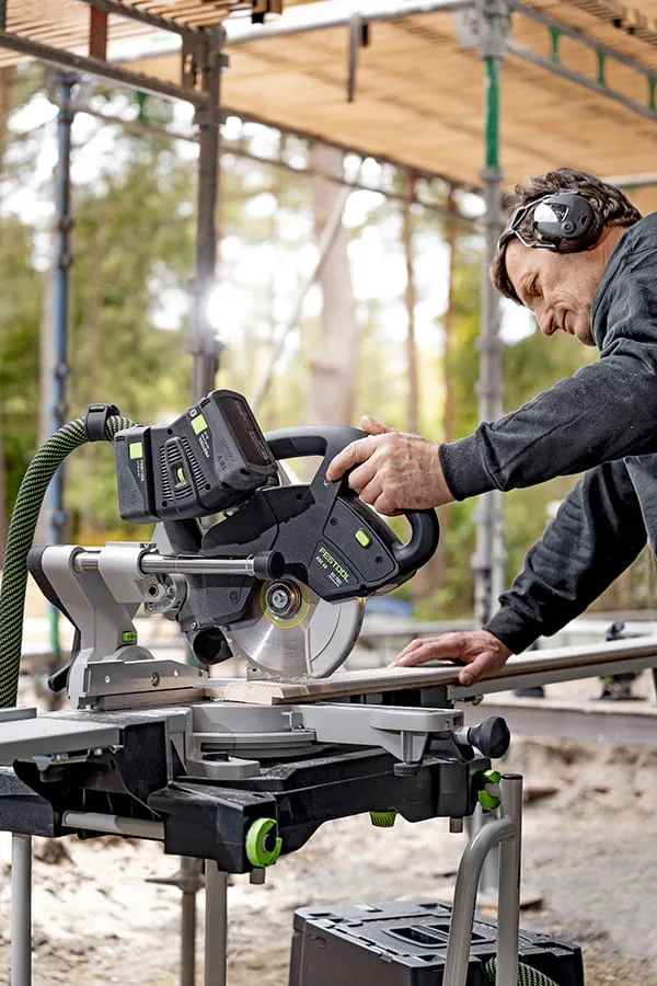 Die neue KSC 60 von Festool im Einsatz beim Bau eines schwedischen Holzhauses