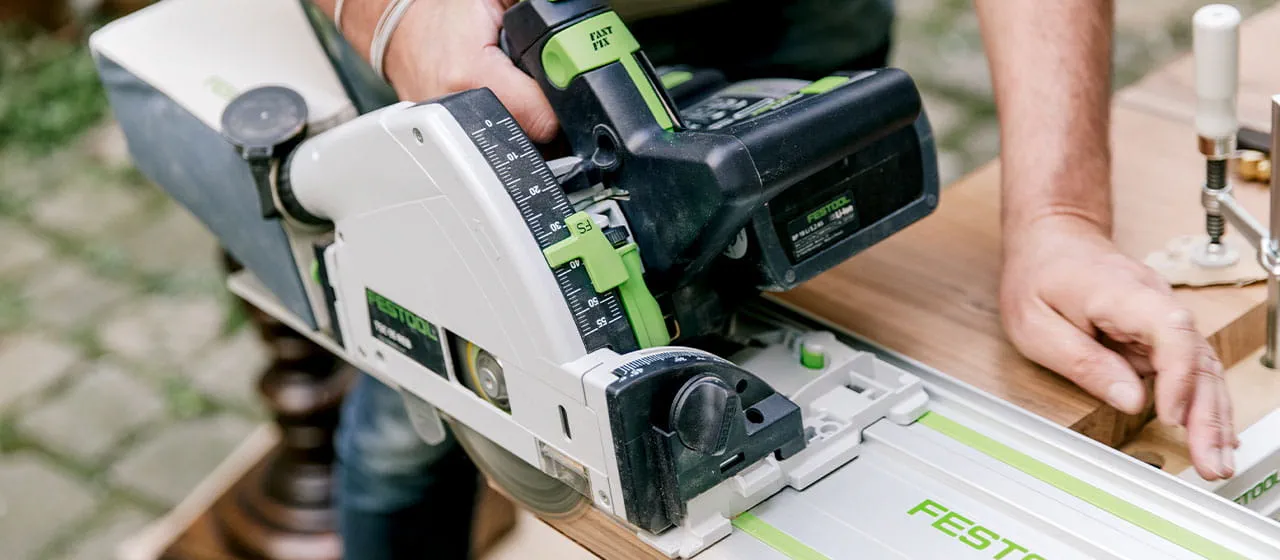 Philippe Genty arbeitet ausschließlich mit akkubetriebenen Werkzeugen von Festool. Seine Arbeitsstation hat er im Handumdrehen aufgebaut.