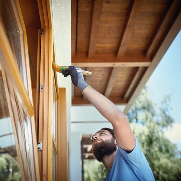 Malerarbeiten an einer Hauswand