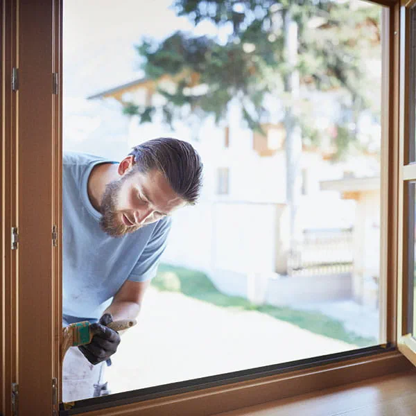 Streichen eines Fensterrahmen