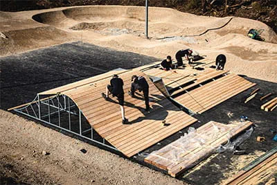 Vor allem bei der Montage von Snow-, Bike- oder Skateparks vor Ort sind die Mitarbeiter auf mobile Werkzeuge angewiesen.
