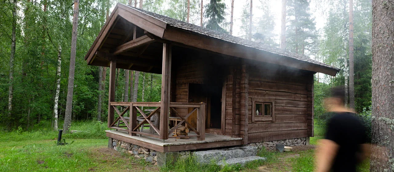 Eine Rauchsauna von außen.