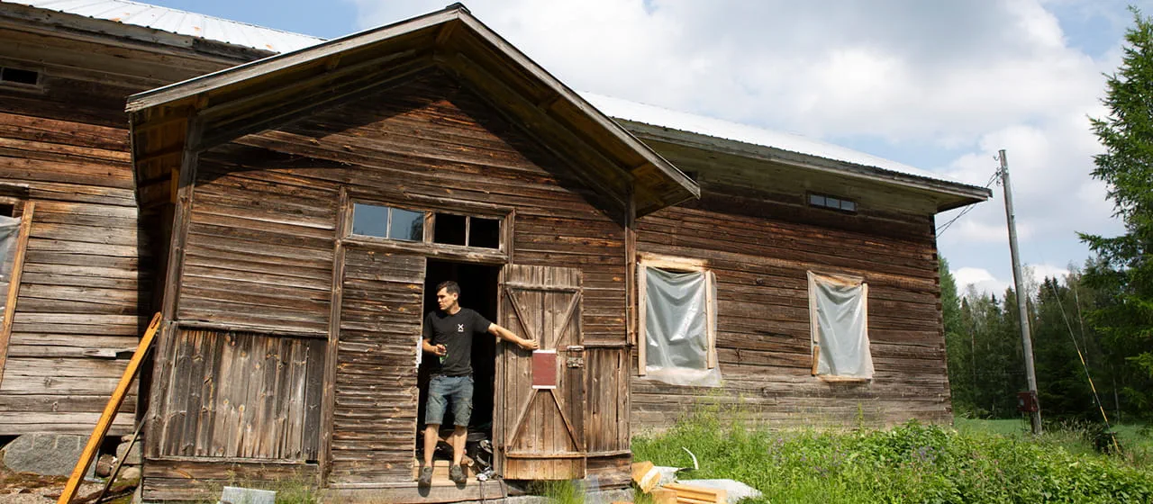 Ein finnisches Blockhaus von außen.