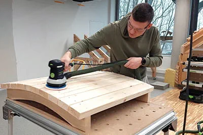 Artur Tsybran arbeitet an seinem Projekt