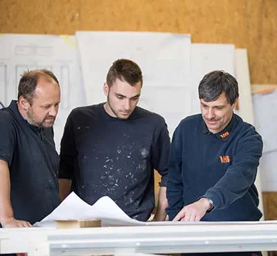 Das Schreinerteam der Vereinigten Holzbaubetriebe