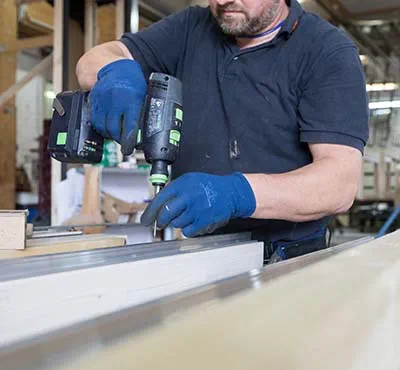 Schrauben mit dem Akku-Bohrschrauber von Festool