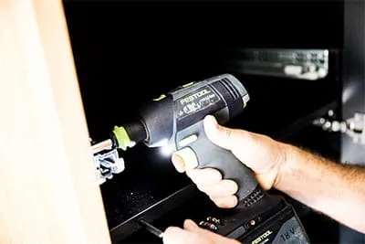 Der Festool-Akkuschrauber kommt zum Einsatz. 