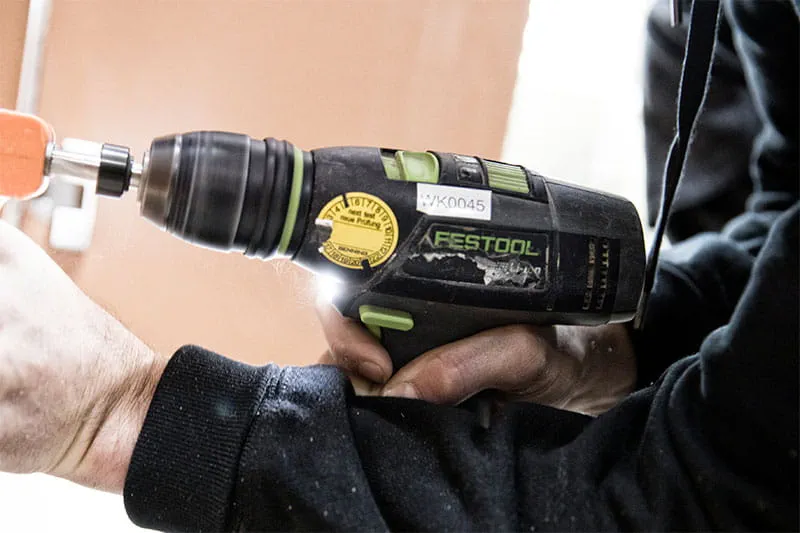 Der Akkubohrer von Festool im Einsatz